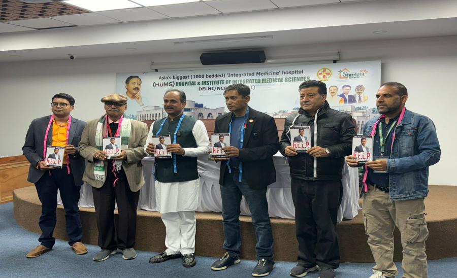 Acharya-Manish-launches-Dr.-BRC's-Let-Your-Second-Heart-Help-book