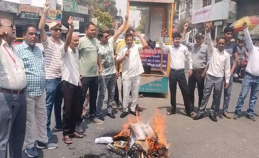 City-Press-Club-burns-effigy-of-terrorist-on-attack-on-tourists-in-Pahalgam