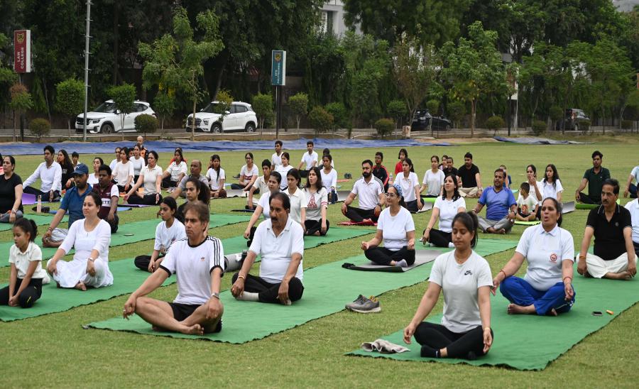 Grand-Celebration-of-World-Yoga-Day-at-DPG-degree-Universe