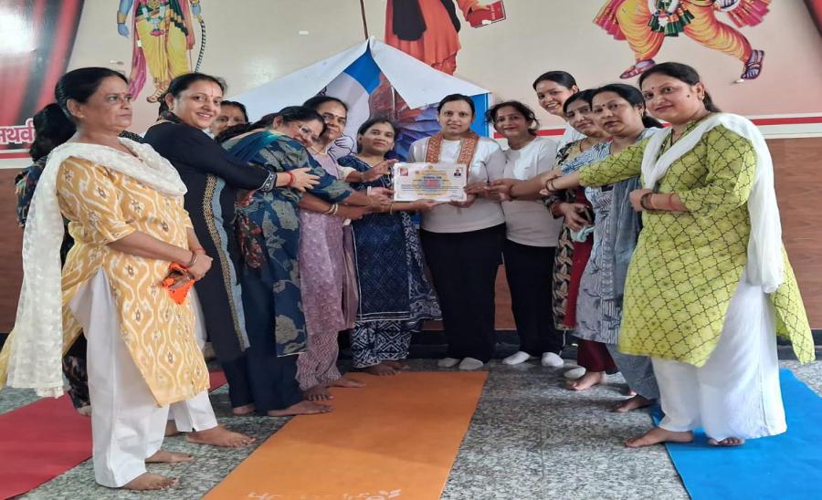 Sakshi-Rastogi-honored-with-the-Yoga-Veer-Samman
