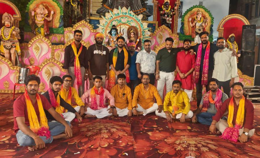 Devotees-danced-enthusiastically-to-the-bhajans-of-Lord-Bhole.