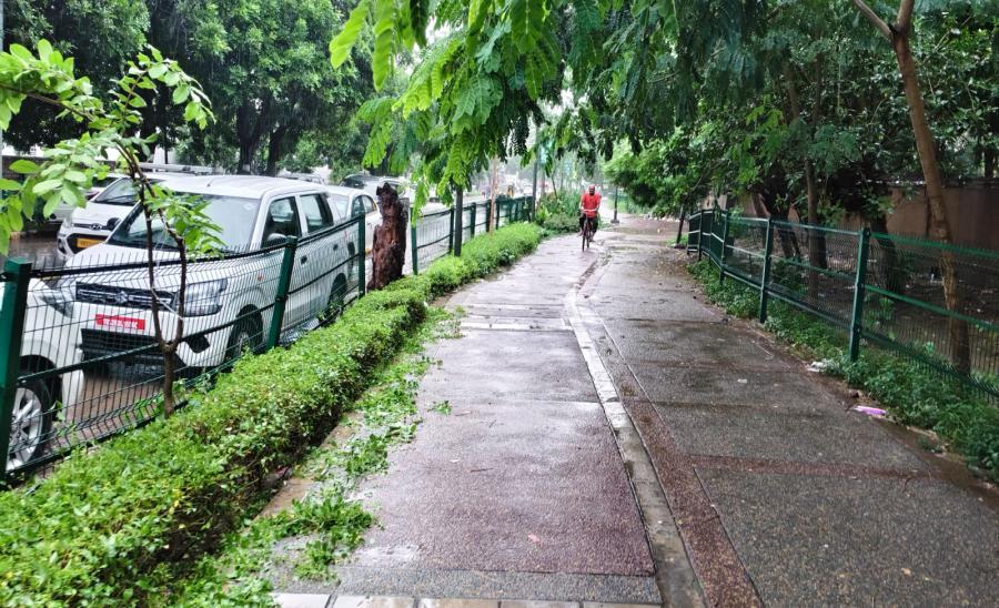 Amidst-heavy-rain-in-Gurugram-Sanath-Road-sets-an-example.